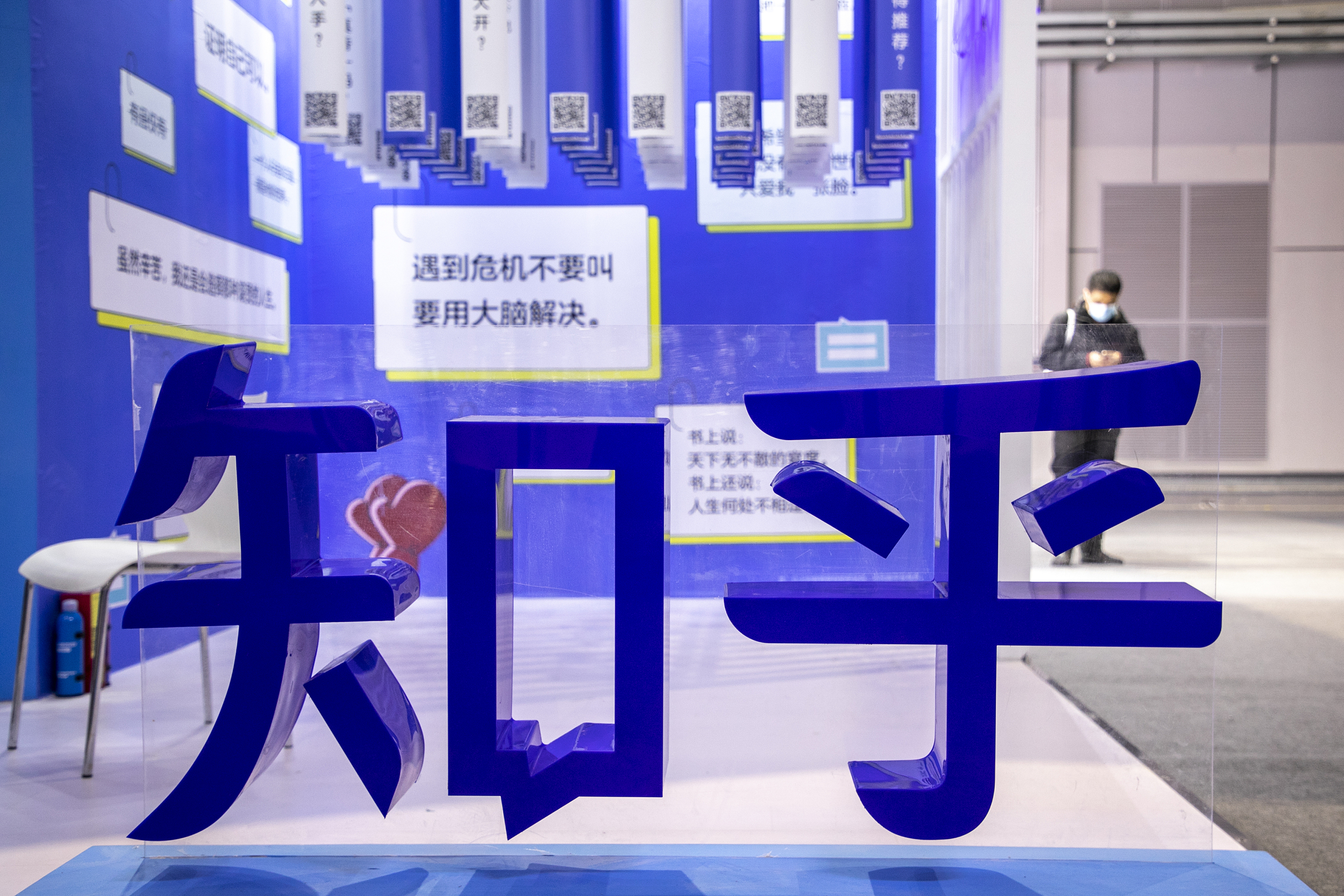 太狂热了（chan那时都是电视广告）chan电视广告是甚么，“电视广告是标准答案”，chan挣钱还得靠电视广告？｜看半年报，