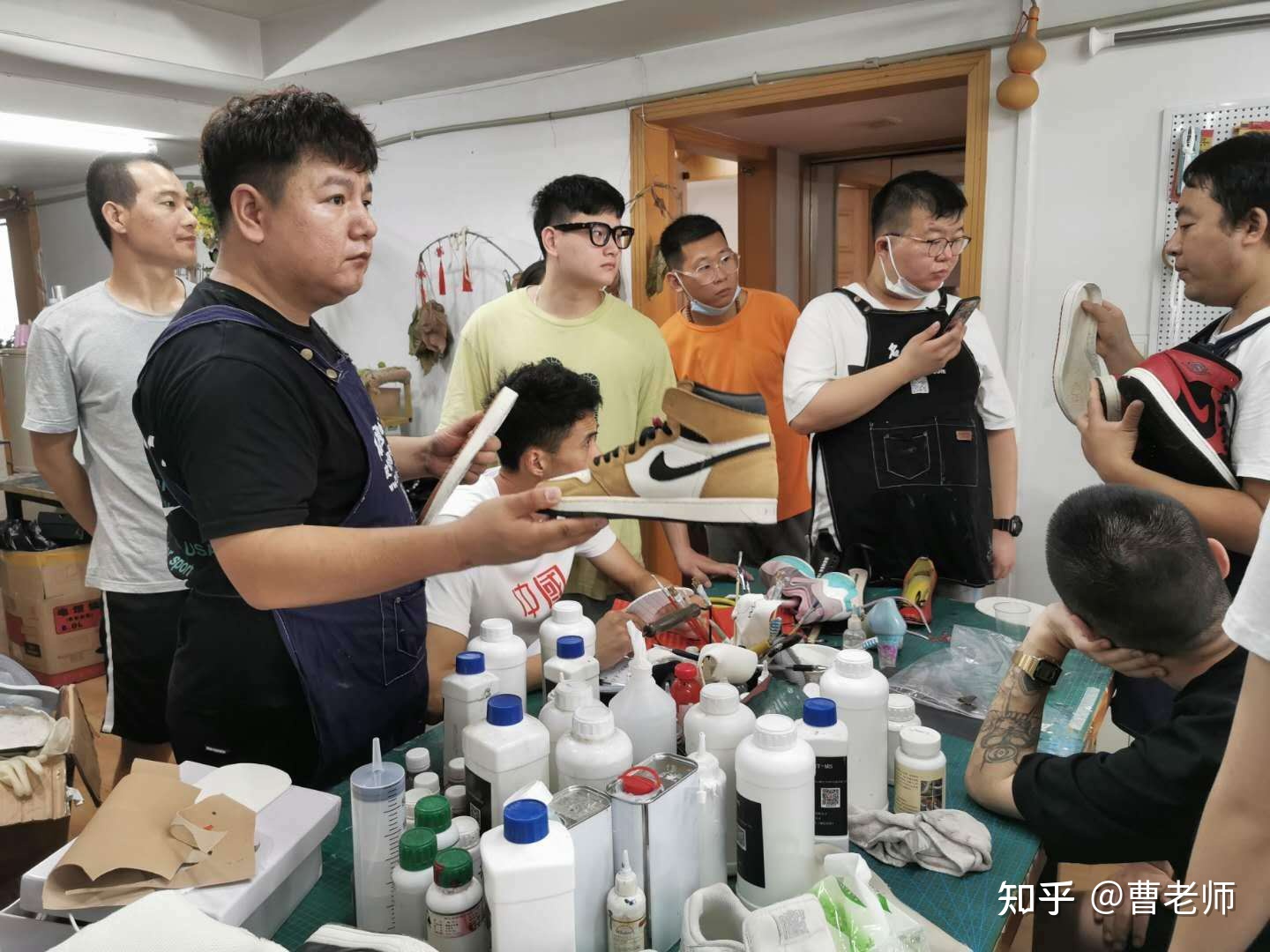 重庆新手开洗鞋店前景如何鞋店球鞋的清洗养护是必须的基础