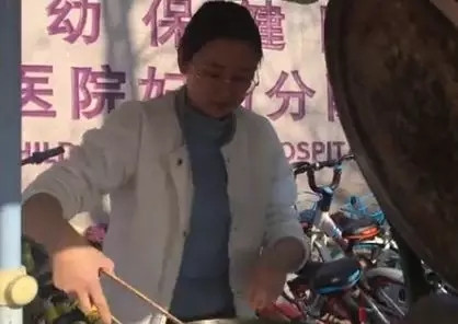 一段父亲带19岁女儿摆摊卖韭菜盒子视频迅速走红