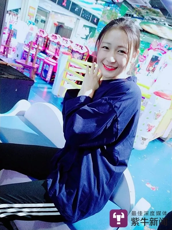 一段父亲带19岁女儿摆摊卖韭菜盒子视频迅速走红