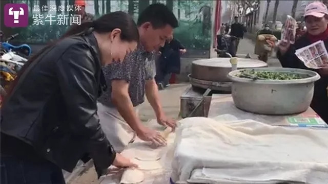 一段父亲带19岁女儿摆摊卖韭菜盒子视频迅速走红