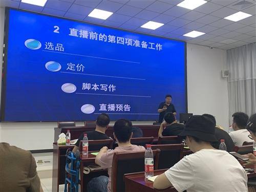 开办一个自媒体公司开始创业，把握好整个行业的风向标