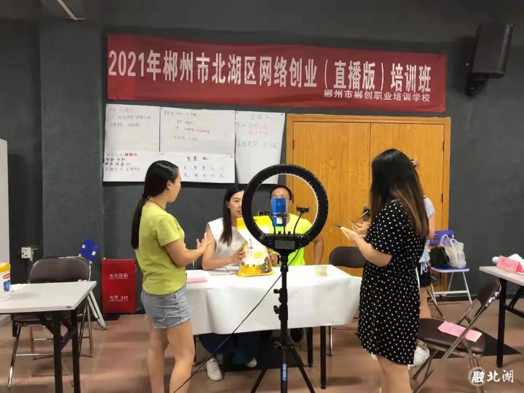 开办一个自媒体公司开始创业，把握好整个行业的风向标